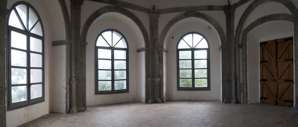 Dentro do castelo de Aragonese Imagens De Bancos De Imagens