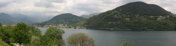 Panoramisch uitzicht van orta san giulio lake — Stockfoto