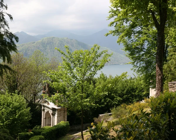 Panoramisch uitzicht van orta san giulio lake — Stockfoto