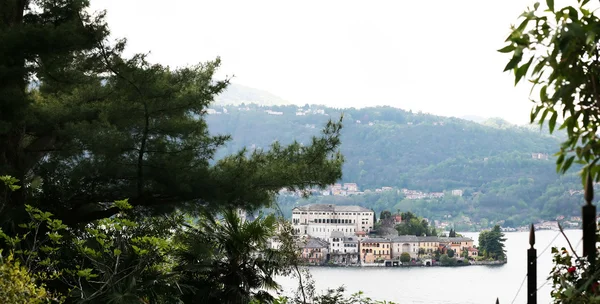 Panoramautsikt över orta san giulio sjö — Stockfoto