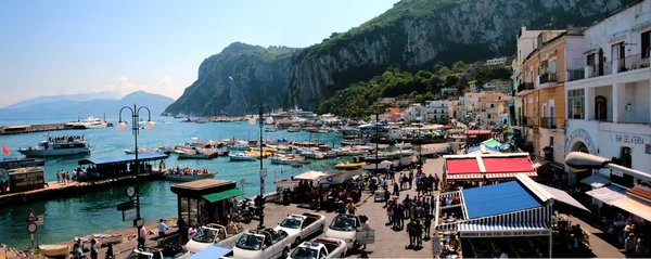 Vista panorámica del pequeño puerto de Capri, Nápoles —  Fotos de Stock