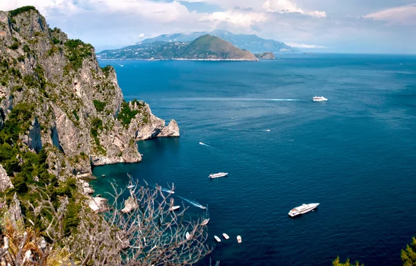 Vista panorámica de Faraglioni en la isla de Capri, Nápoles —  Fotos de Stock