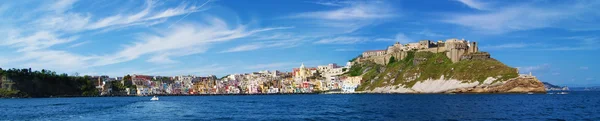 Панорамним видом на узбережжя з моря Прочида острова, Неаполь Стокова Картинка