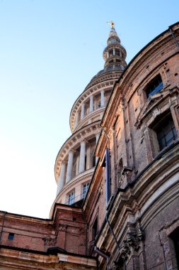 Basilica san gaudenzio alessandro antonelli ve 1888 yılında inşa edilmiş olan