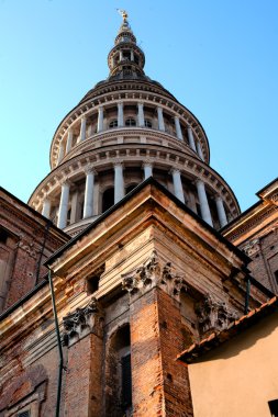 Basilica san gaudenzio alessandro antonelli ve 1888 yılında inşa edilmiş olan