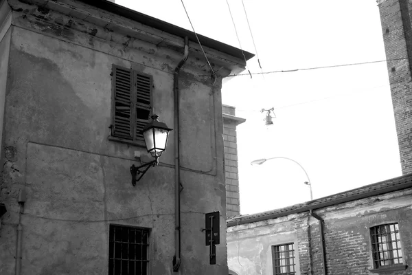 Rue près de Basilique de San Gaudenzio par Alessandro Antonelli et construite en 1888 — Photo