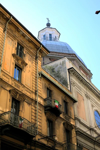 Bandeira italiana de Turim nas janelas — Fotografia de Stock
