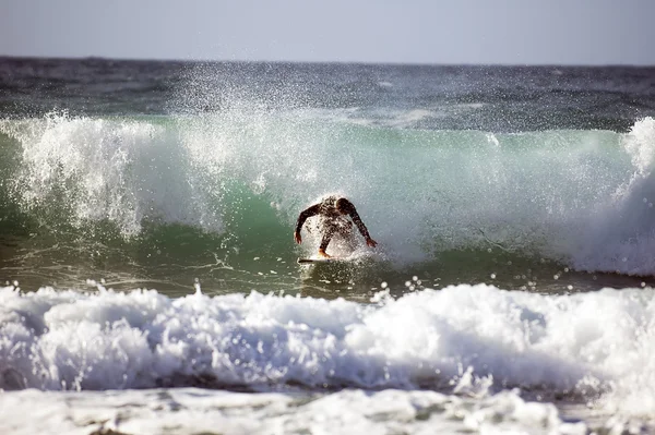 Surfen im Meer — Stockfoto