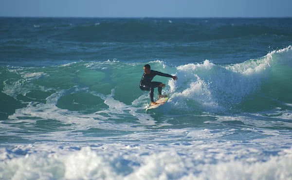 Surfen in Oceaan — Stockfoto