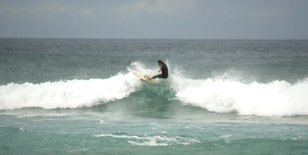 Surfen in Oceaan — Stockfoto