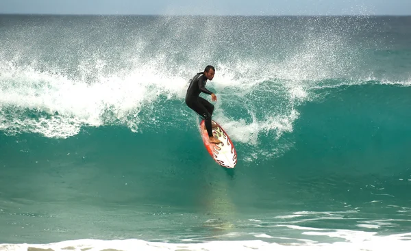 Surfen in Oceaan — Stockfoto