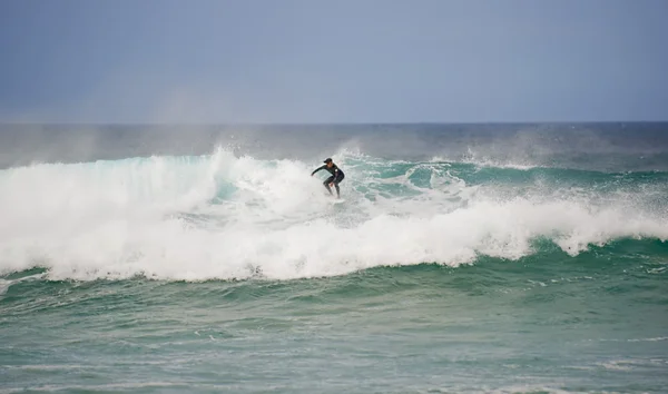 Surfing i havet — Stockfoto