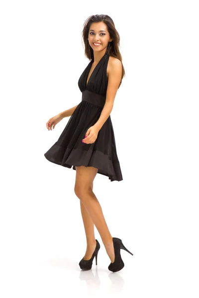 Retrato de una joven impresionante posando en pequeño vestido negro — Foto de Stock