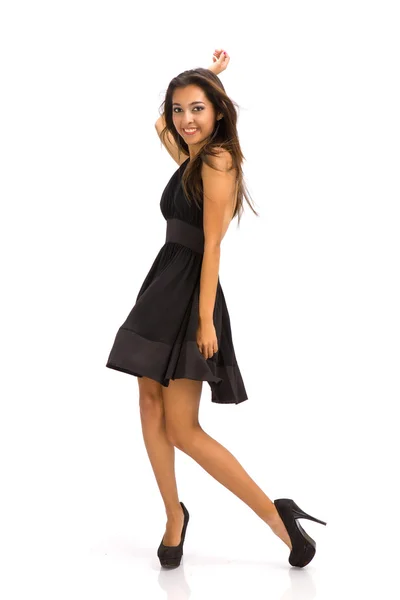 Potret seorang wanita muda yang menakjubkan berpose dalam gaun hitam kecil — Stok Foto