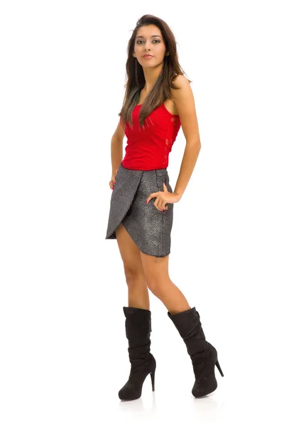 Portrait d'une superbe jeune femme posant en jupe pailletée, chemisier rouge et — Photo