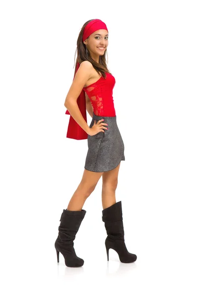 Portrait d'une superbe jeune femme posant en jupe pailletée, chemisier rouge et — Photo