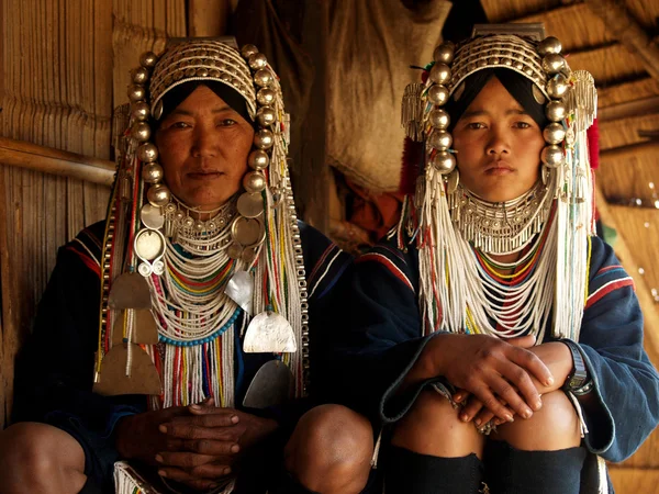 Молодая невеста племени Акха с матерью — стоковое фото