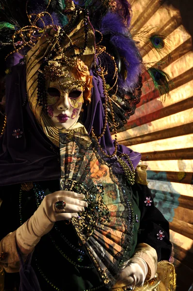 黄金のファンとベネチアン マスク — ストック写真