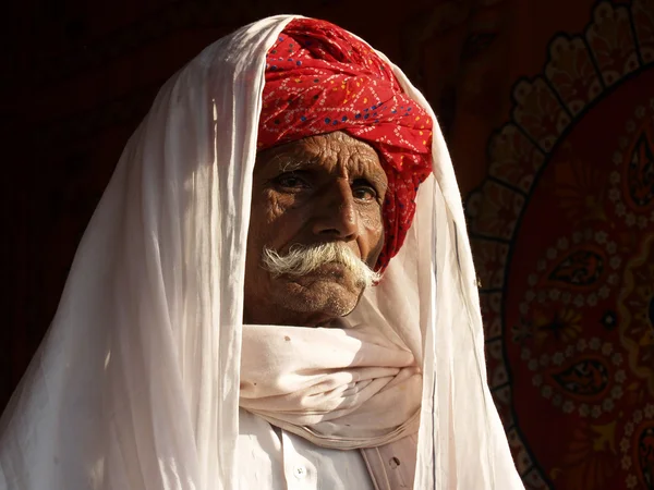 Vieux camélier indien avec turban rouge Images De Stock Libres De Droits