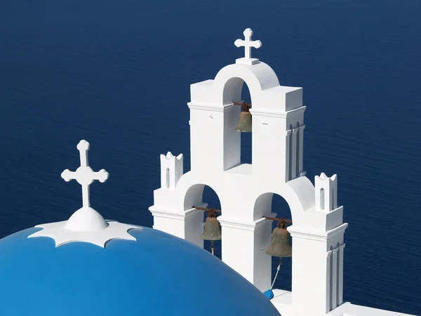 White and blue church overlooking the mediterranean sea — Stock Photo, Image