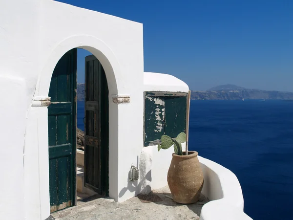 Green door overlooking the Mediterranean — Stock Photo, Image