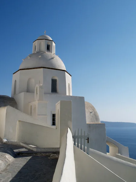 Eglise blanche avec une vue magnifique sur la caldera — Photo