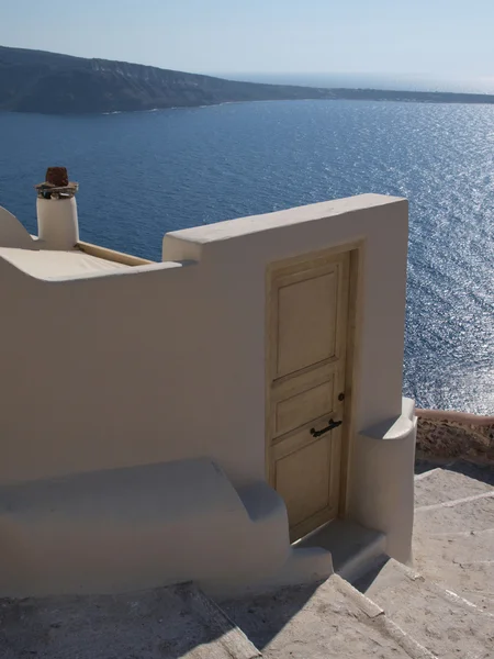 Puerta blanca con vista al mar —  Fotos de Stock