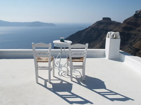 地中海を見渡すテラスで白いテーブル ストック写真