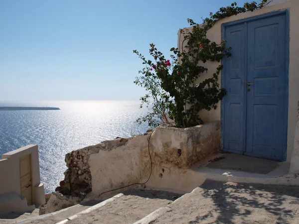 Puerta azul con maravillosas vistas al mar Fotos de stock libres de derechos