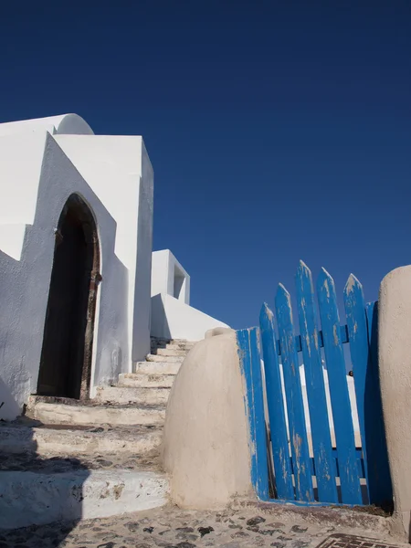 Escadaria branca com portão azul — Fotografia de Stock