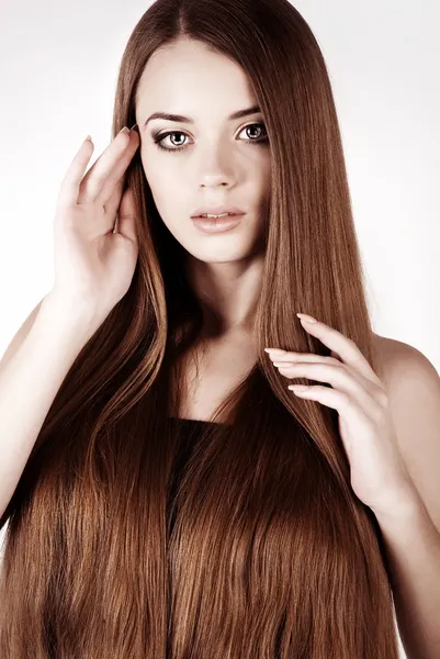 Egy szép fiatal lány hosszú hajjal — Stock Fotó