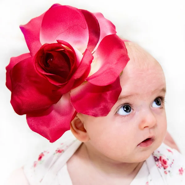 Söt liten flicka med en vacker blomma — Stockfoto