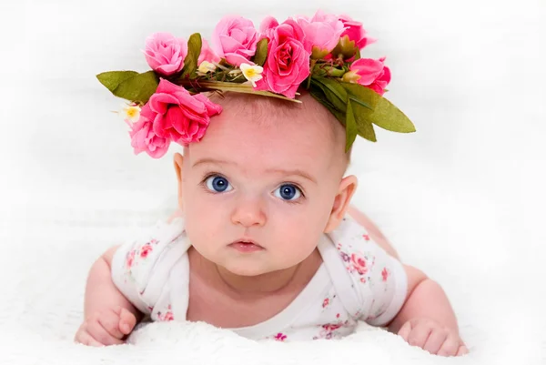Aranyos kislány, egy szép virággal Stock Kép