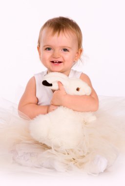 Bir oyuncakla oynamak sevimli bebek