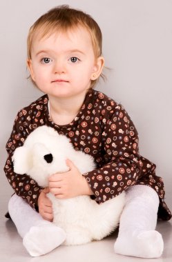 Bir oyuncakla oynamak sevimli bebek