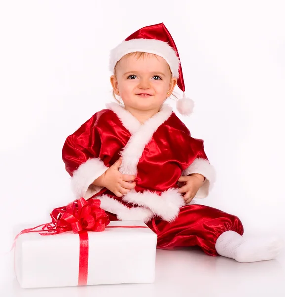 Schönes süßes Baby mit einem Geschenk — Stockfoto