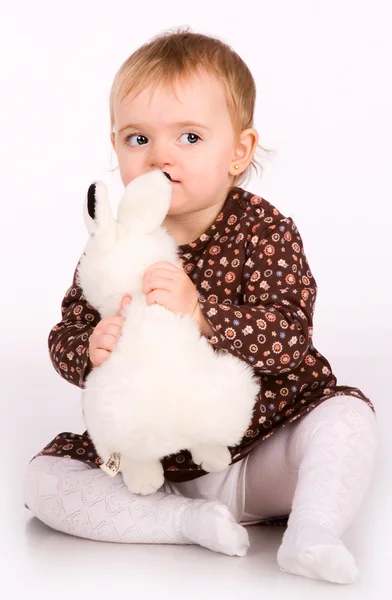 Schattige baby spelen met speelgoed — Stockfoto