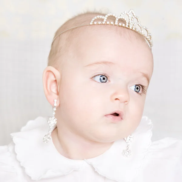 Pequeño bebé lindo con joyas — Foto de Stock
