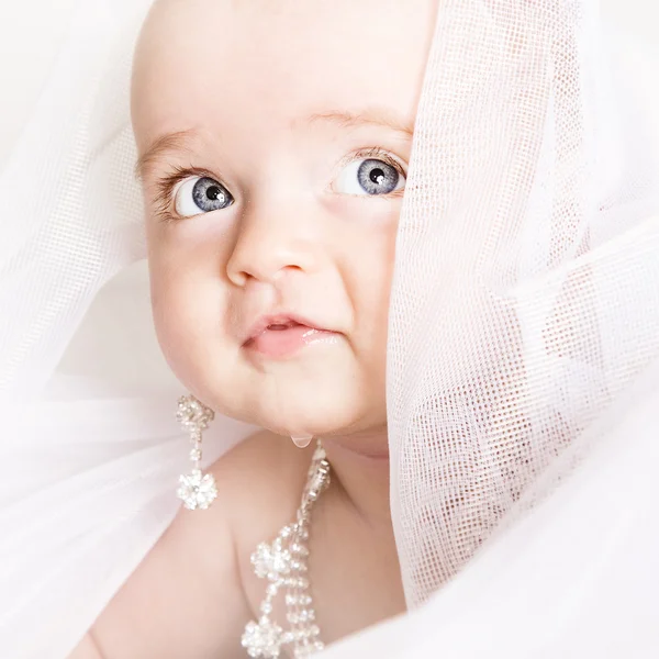 Weinig schattige baby met sieraden — Stockfoto