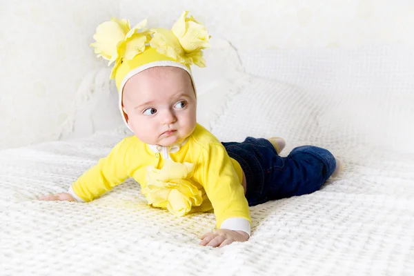 Lilla söta bebis med blommor — Stockfoto