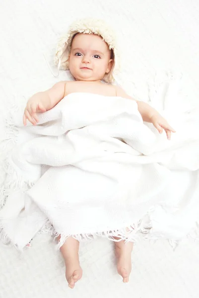 Lilla söta baby i en rolig hatt — Stockfoto