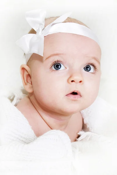 Porträtt av en söt liten flicka. närbild — Stockfoto