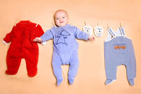 Kleines süßes Baby mit Kleidung lizenzfreie Stockfotos