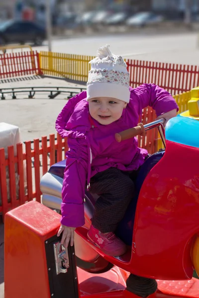 Dítě v zábavním parku — Stock fotografie