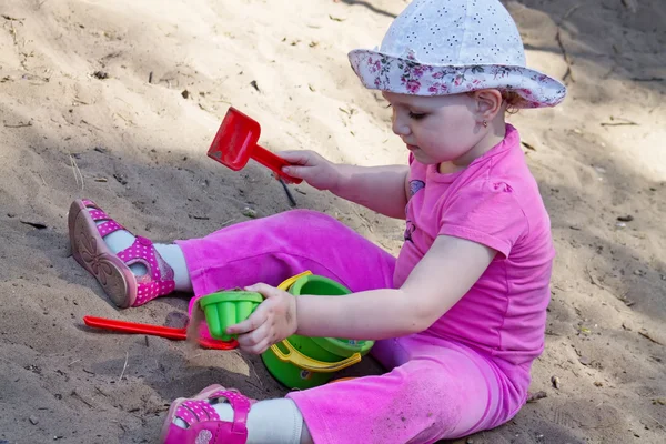 Dítě hrající v písku — Stock fotografie