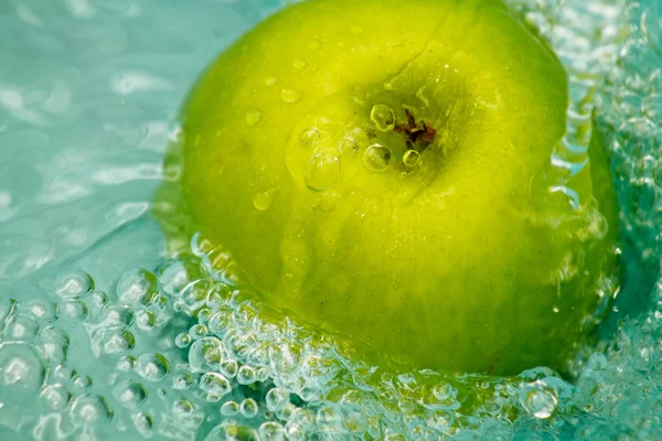 Зеленое яблоко в спрее — стоковое фото