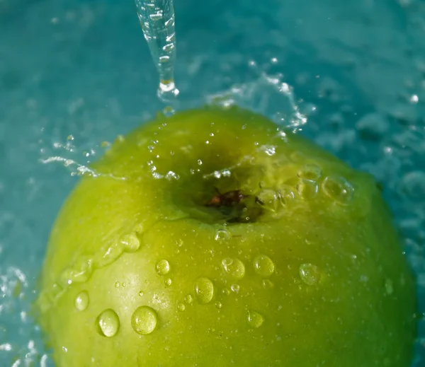Зеленое яблоко в спрее — стоковое фото