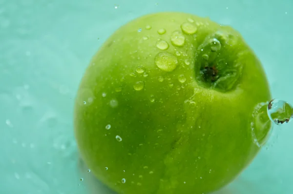 Manzana verde en aerosol — Foto de Stock