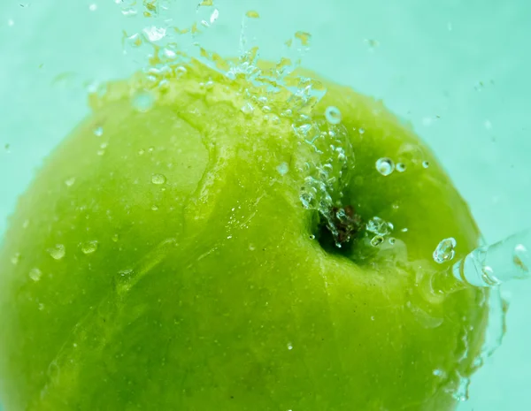 Grüner Apfel im Spray — Stockfoto