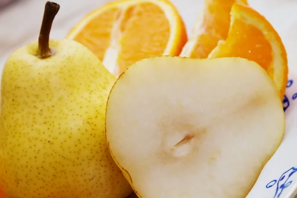Спелые груши с апельсином — стоковое фото